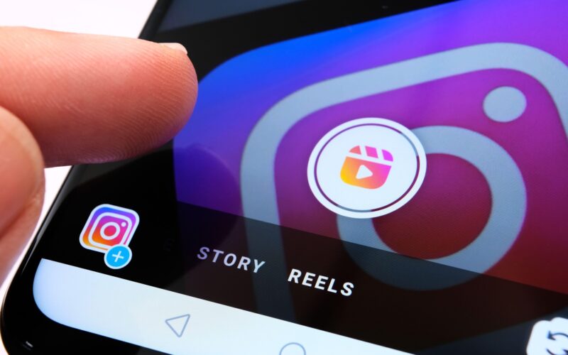 aplicatia instagram pe un smartphone