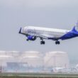 Un avion al companiei Belavia Airlines din Belarus, în timp ce decolează de pe pista unui aeroport