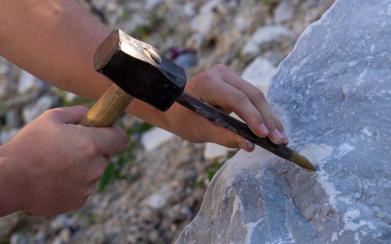 sculptor in piatra