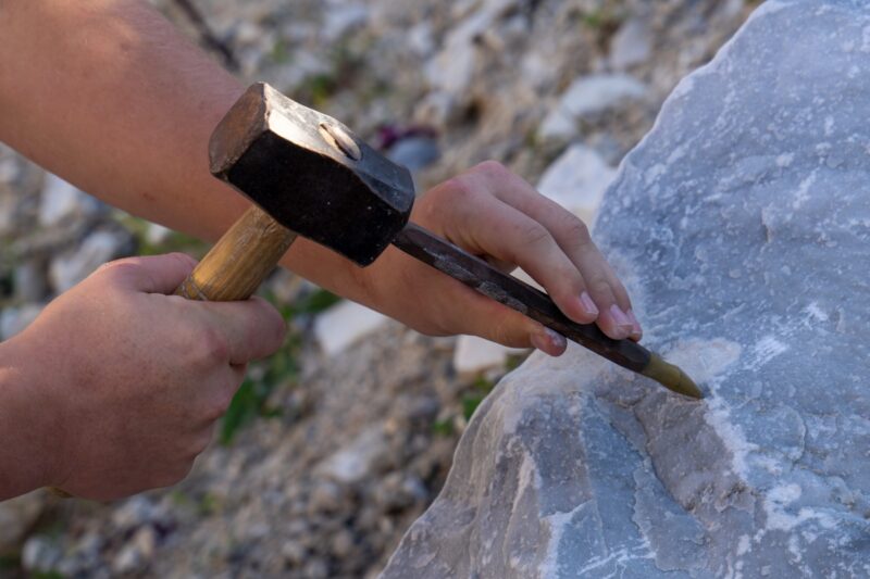 sculptor in piatra