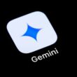 Iconița aplicației Gemini, asistentul AI de la Google, pe ecranul unui smartphone