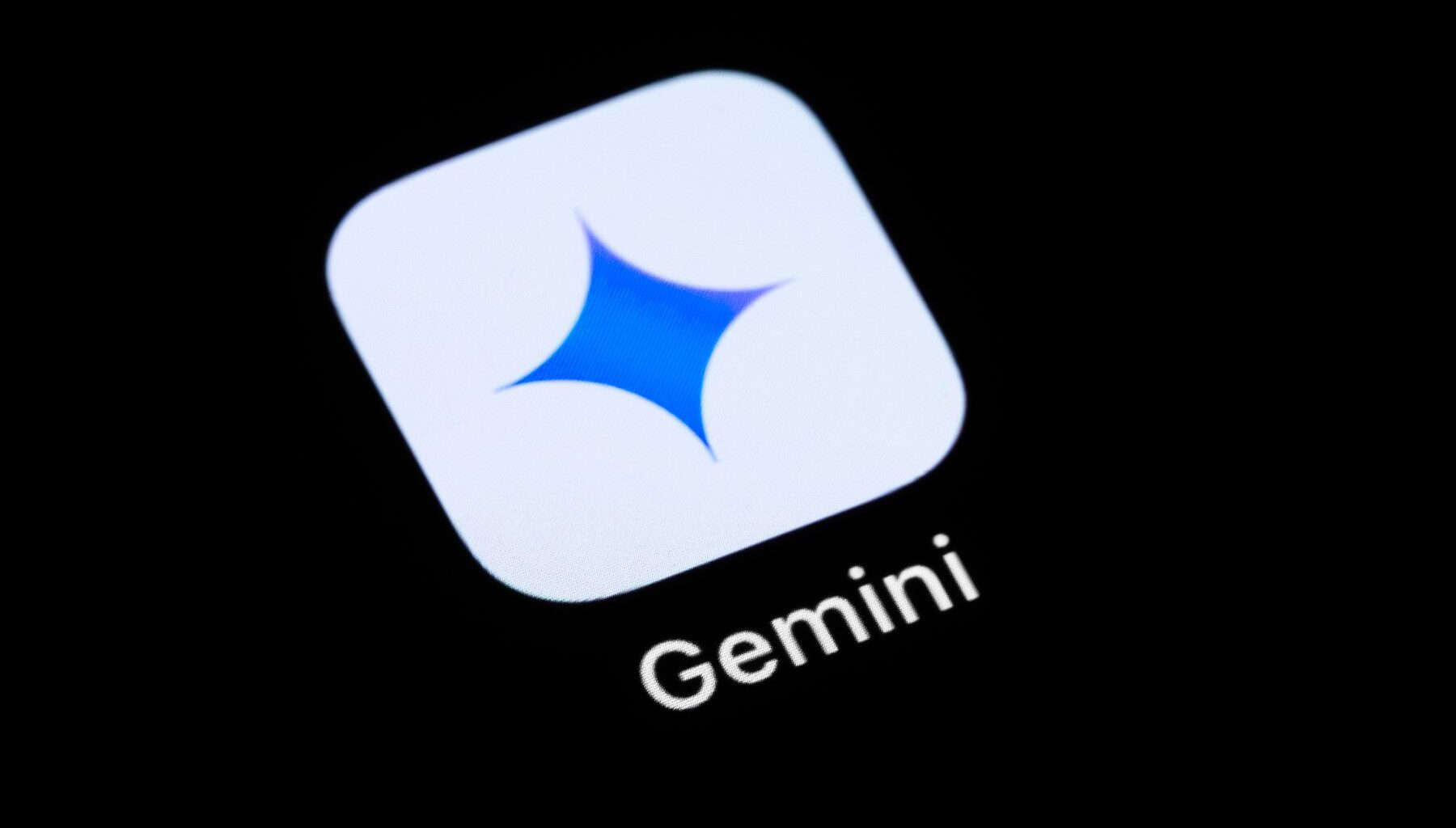 Iconița aplicației Gemini, asistentul AI de la Google, pe ecranul unui smartphone