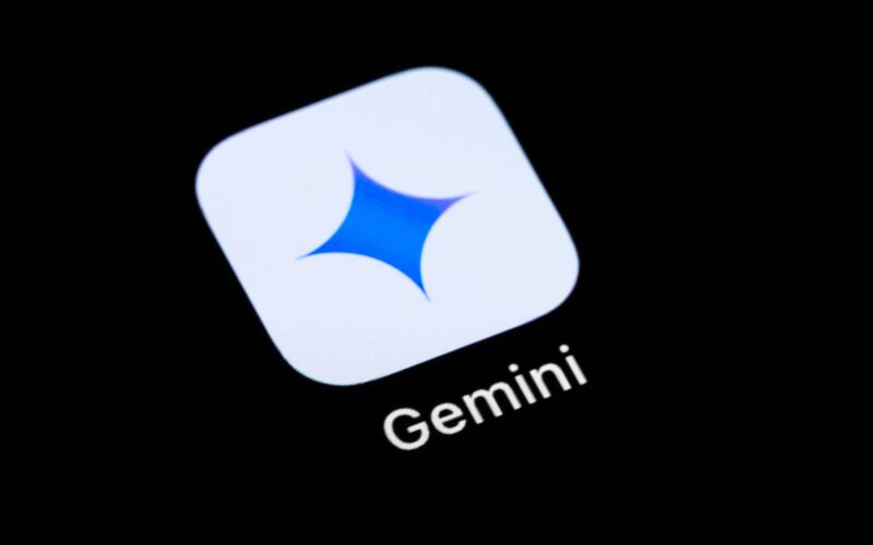 Iconița aplicației Gemini, asistentul AI de la Google, pe ecranul unui smartphone