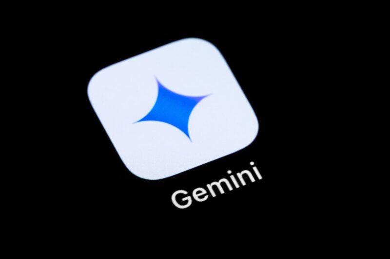 Iconița aplicației Gemini, asistentul AI de la Google, pe ecranul unui smartphone