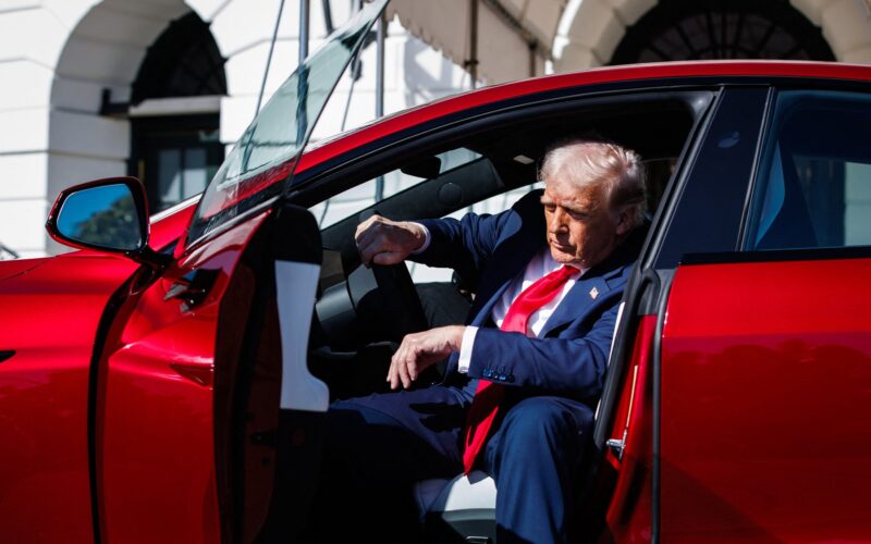 trump intr-o tesla