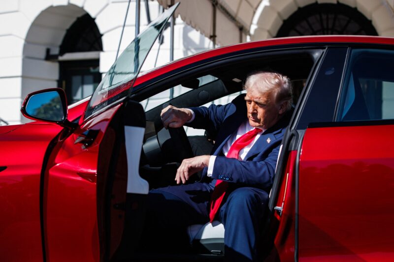 trump intr-o tesla