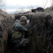 Soldat ucrainean in transee
