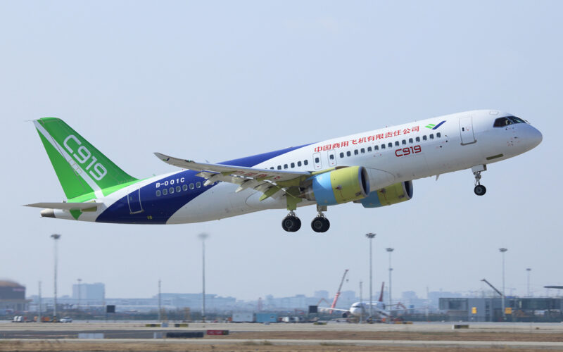 avion chinezeste Comac C919 in proces de decolare