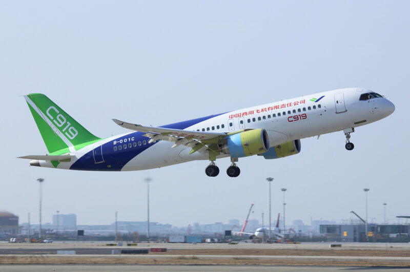 avion chinezeste Comac C919 in proces de decolare