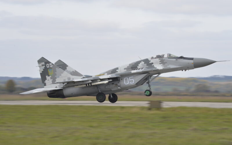 un avion mig-29 ucrainean decoleaza