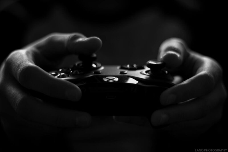 Marea Britanie interzice exporturile de controllere pentru jocuri video către Rusia