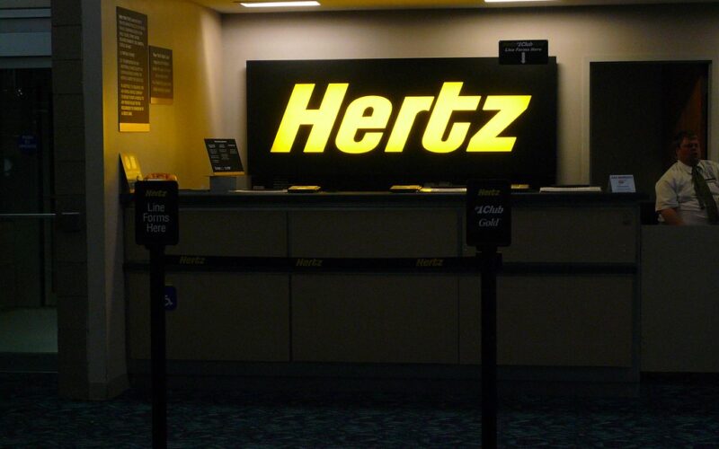 Logo firmă de închirieri auto Hertz