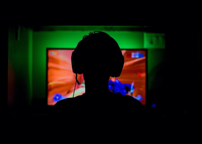Un gamer care se joacă pe calculator