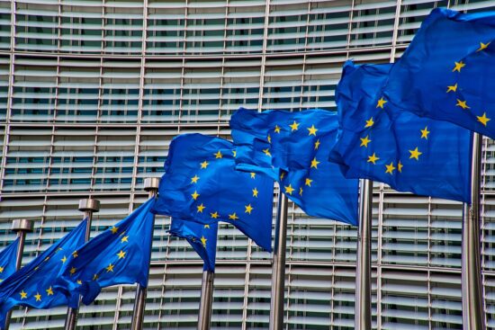 Steagurile Uniunii Europene arborate în fața sediului Comisiei Europene din Bruxelles