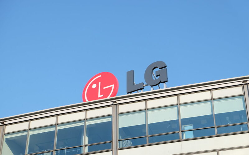 logo LG deasupra unei cladiri
