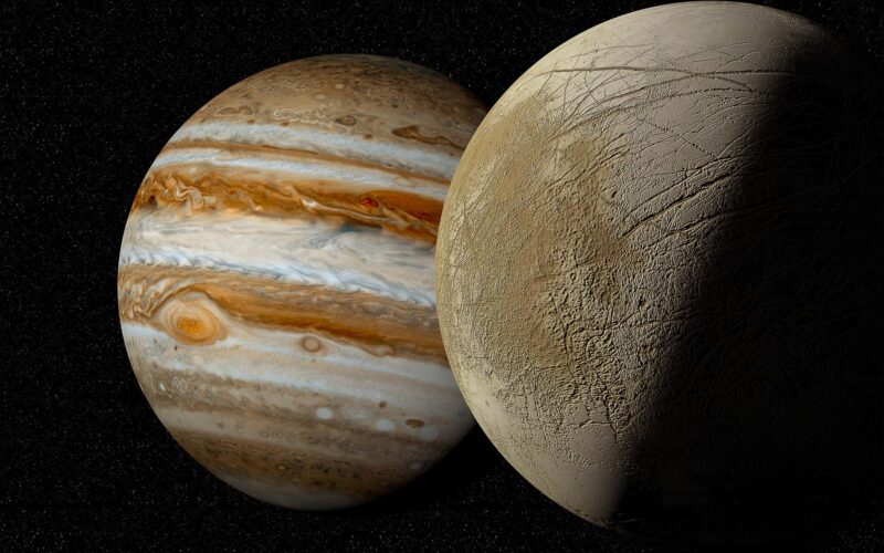 Satelitul Europa în proximitatea planetei Jupiter