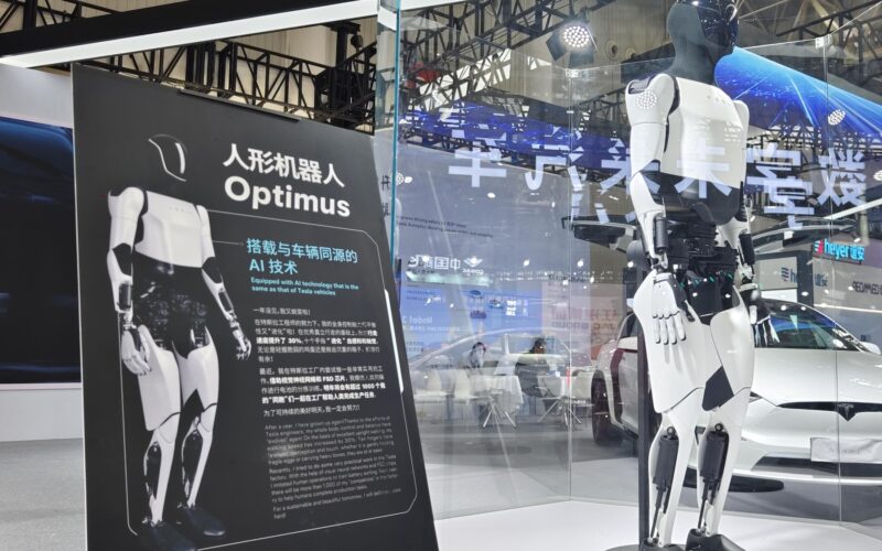 Robot Optimus Tesla din a doua generație