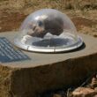 Craniu de australophitecus africanus în fața peșterii Sterkfontaine
