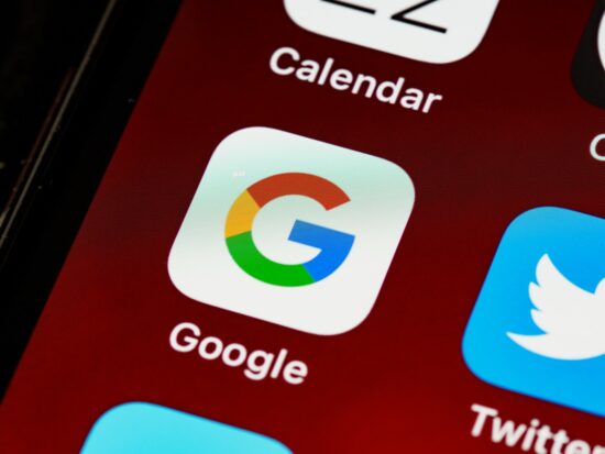 Aplicația Google într-un meniu de aplicații de pe un telefon
