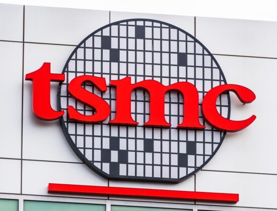 logo-ul companiei tsmc pe o cladire
