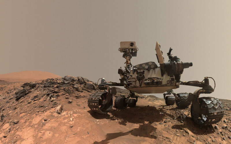 Roverul Curiosity pe suprafața planetei Marte