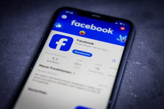 aplicatia facebook instalata pe un iphone