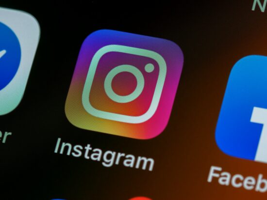 Aplicația Instagram în meniul de aplicații al unui telefon