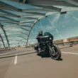 motocicleta harley davidson neagra care ruleaza pe autostrada in america