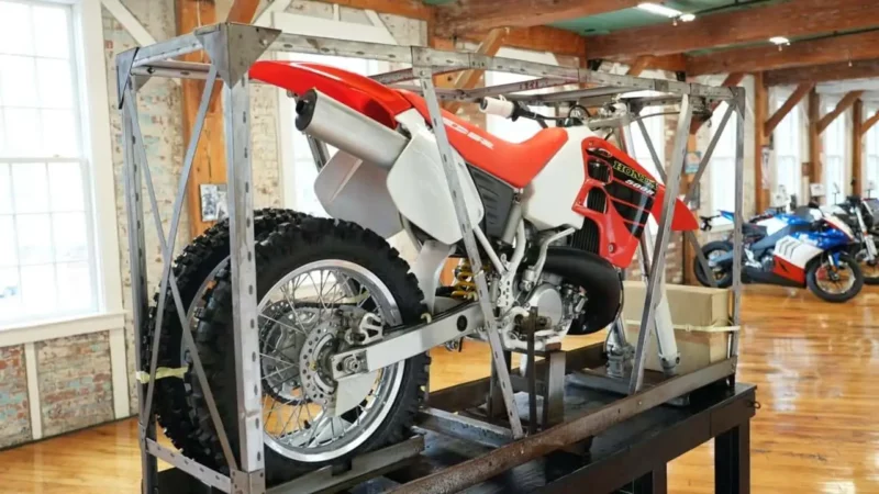 Motocicleta honda de off road in cutie nedesfăcută in stare originala