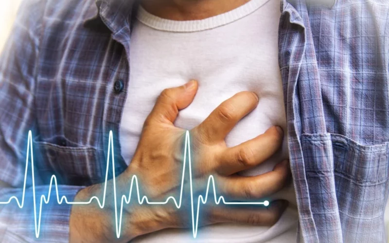 un om care duce mana la inima, posibil semn de infarct
