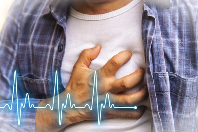 un om care duce mana la inima, posibil semn de infarct