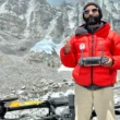 Operator de dronă în munții Himalaya