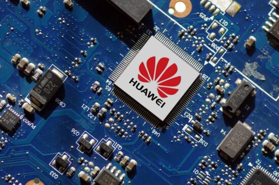 Un procesor de la Huawei instalat pe o placă de bază