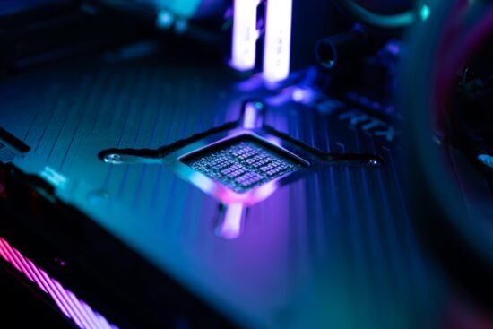 Procesor instalat într-un calculator cu lumini RGB