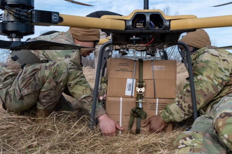 O dronă cargo T150, produsă de Malloy Aeronautics, livrează alimente pentru militari americani