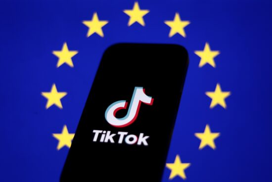 Logo Tiktok cu steagul UE pe fundal