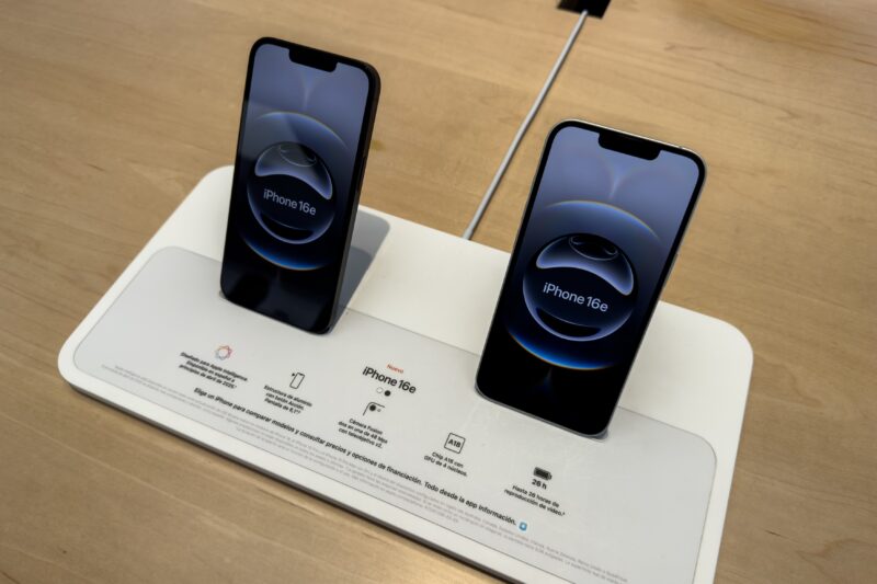Smartphone iPhone 16e produs de Apple