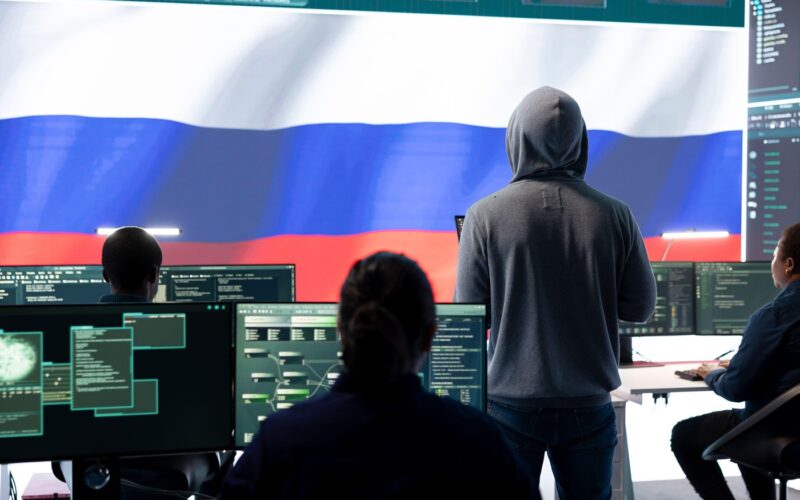 Un hacker rus pregătind un atac cibernetic
