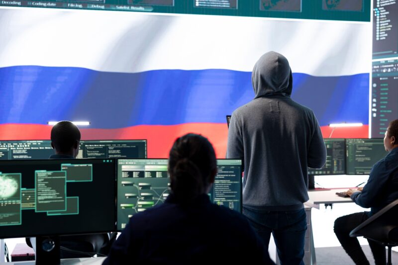 Un hacker rus pregătind un atac cibernetic