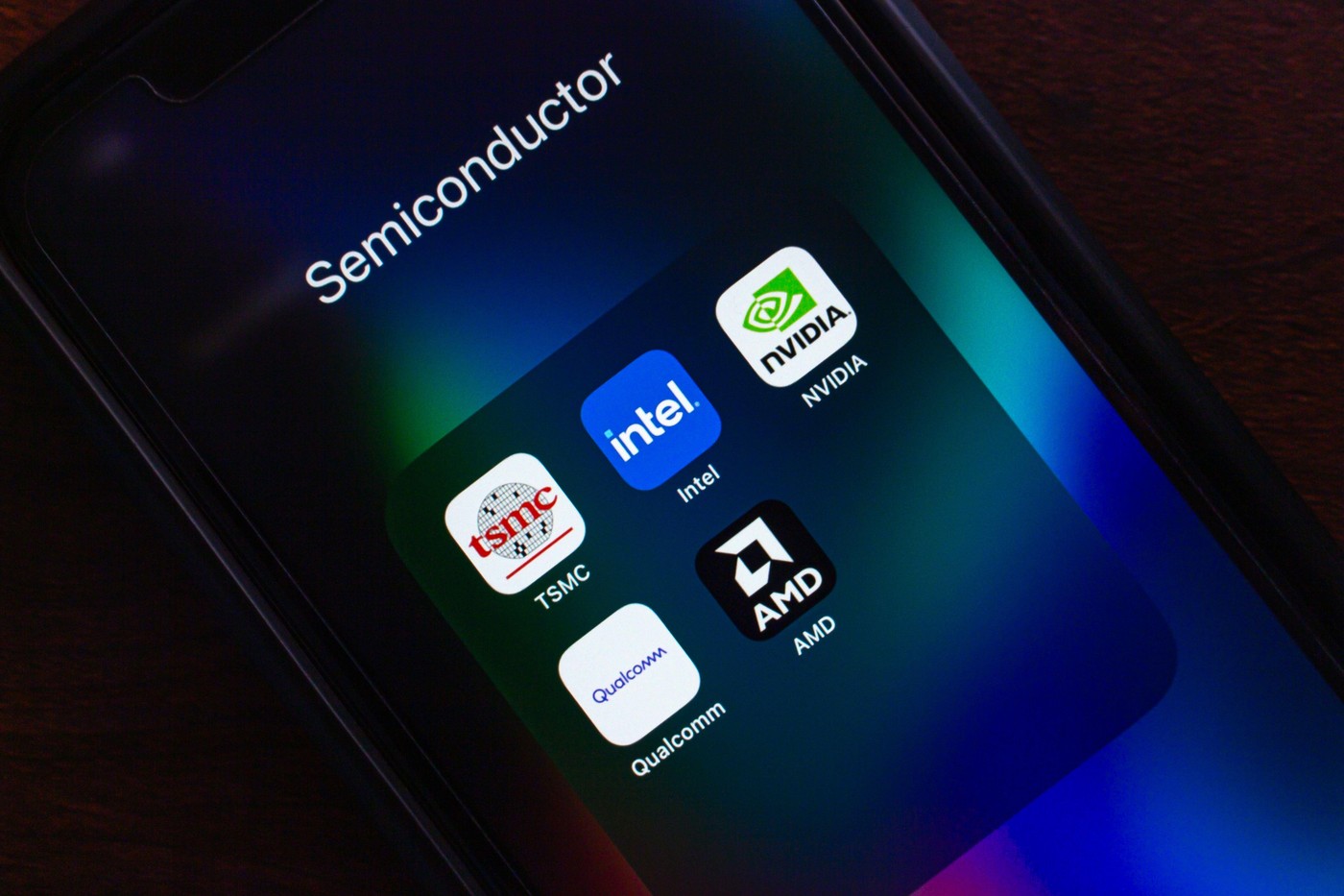 Aranybilincsek a Szilícium-völgyben: Így kötik magukhoz a chipgyártók a tehetségeket az AI-korszakban