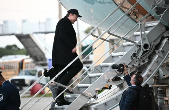 elon musk se urca intr-un avion