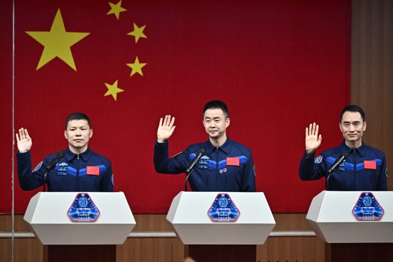 Echipajul chinez care va pleca spre stația spațială Tiangong