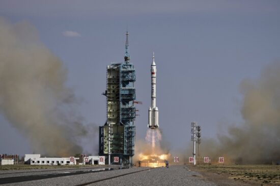 Racheta Long March-2F decolează cu astronuați chinezi în cadrul misiunii Shenzhou-20