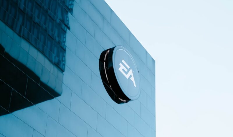 logo EA games pe o cladire de birouri