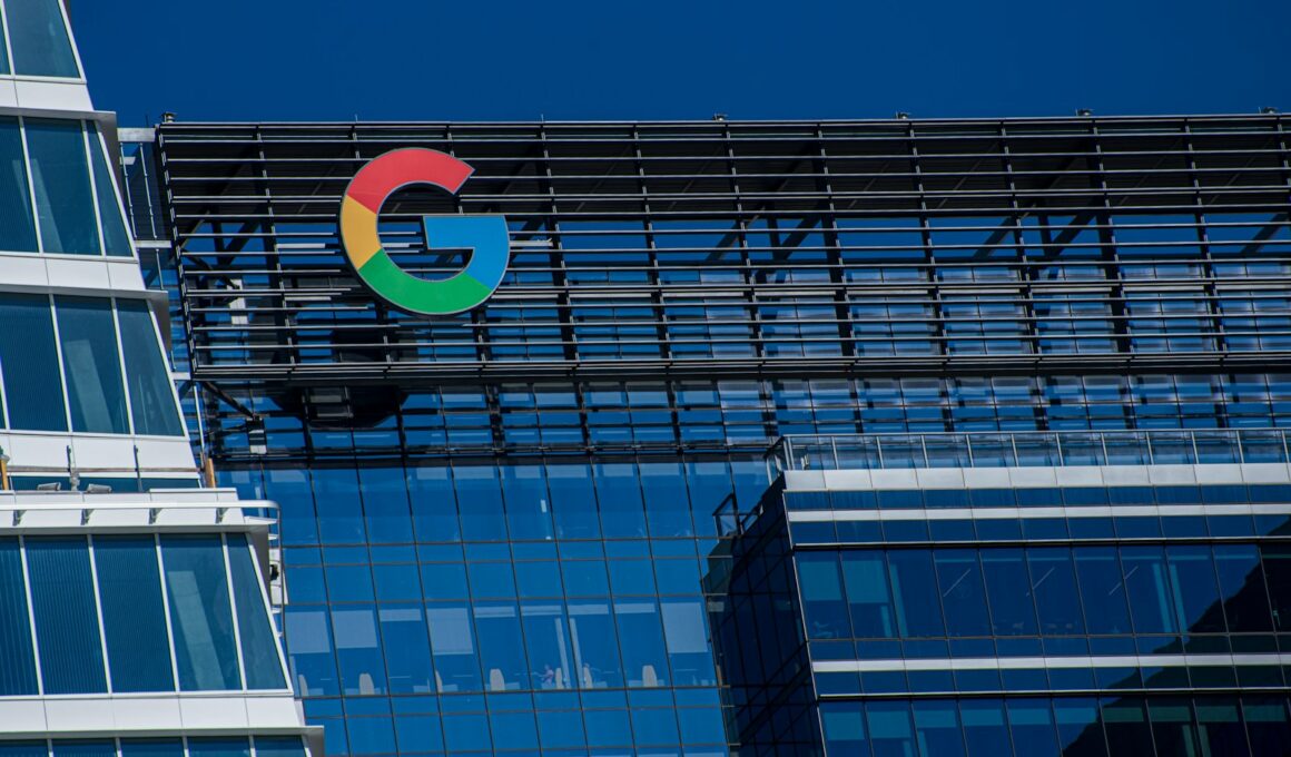 Logo Google pe o clădire de afaceri
