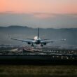Un avion care aterizează pe pista unui aeroport