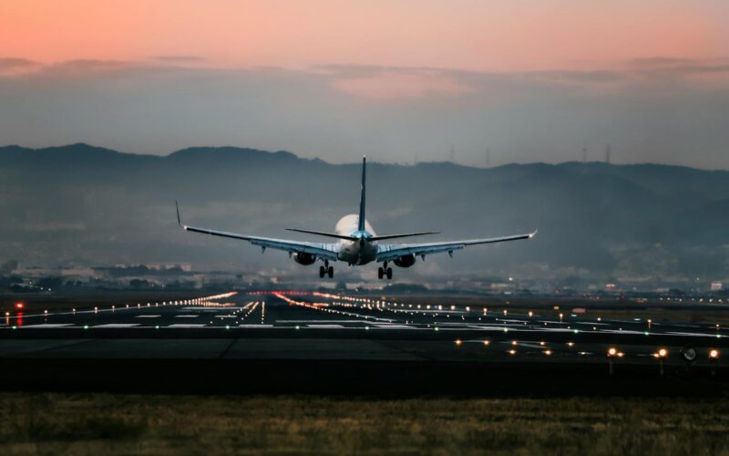 Un avion care aterizează pe pista unui aeroport