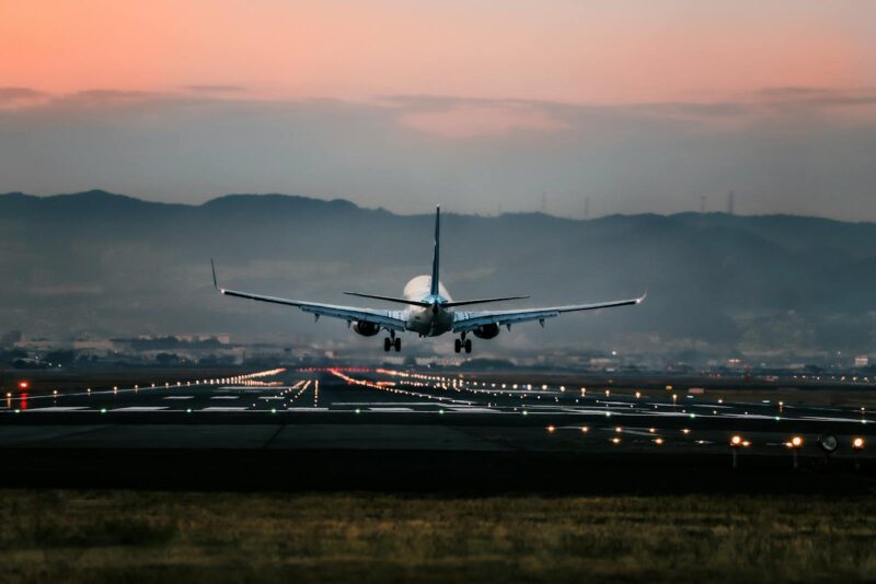Un avion care aterizează pe pista unui aeroport