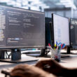 un programator lucreaza