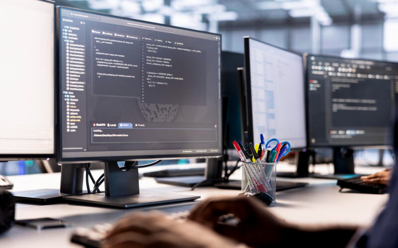 un programator lucreaza